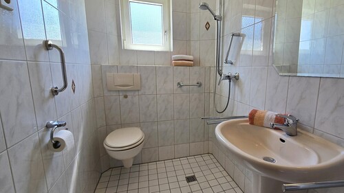 Das Gäste-WC im Erdgeschoss - 