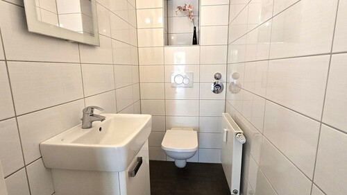 Die Toilette ist ebenfalls hell und modern - 