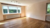 Das helle Wohnzimmer ist - 