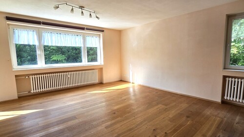 Das helle Wohnzimmer ist - 