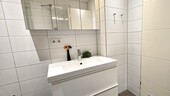 Hochwertige Badmöbel sind vorhanden - 