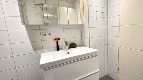 Hochwertige Badmöbel sind vorhanden - 