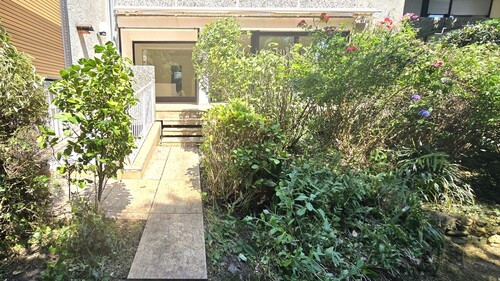 Der Garten liegt nach Süd-Westen - 