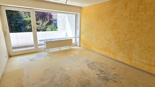 und bietet Zugang zum Balkon - 