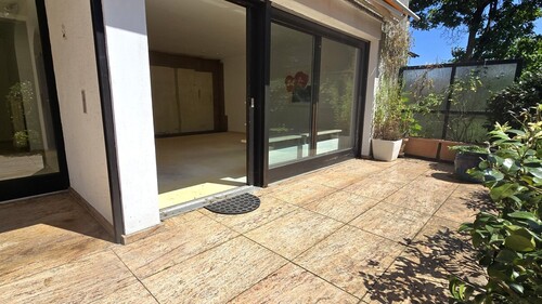 Direkt davor liegt die sonnige Terrasse - 