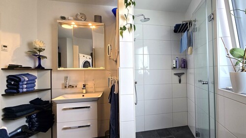 Das Badezimmer mit großer Dusche - 