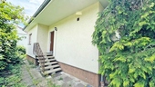Vorderansicht - interessanter Bungalow für die kleine Familie, zentral nahe Rudower Dorfkern