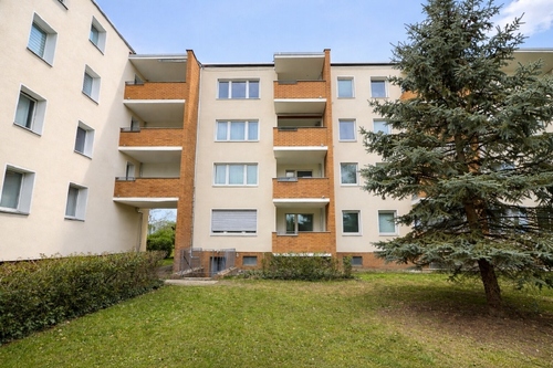 Rückansicht - Wohnen nahe Ortskern & U-Bahn – freie Wohnung mit Balkon