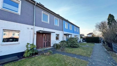 seitliche-Ansicht-Eingang - VERKAUFT - familienfreundliches Haus mit Modernisierungsbedarf