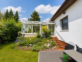 Rückansicht + Wintergarten - Bungalow nahe U7 mit Wintergarten und Vollkeller