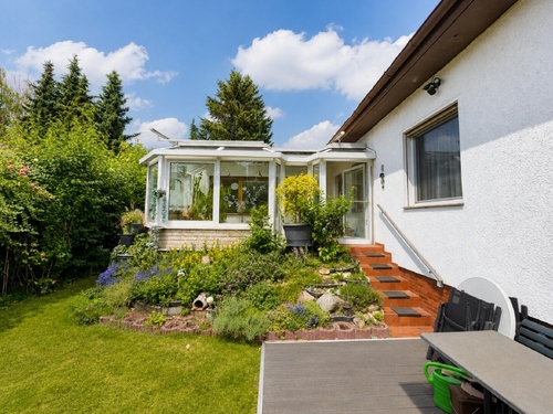 Rückansicht + Wintergarten - Bungalow nahe U7 mit Wintergarten und Vollkeller