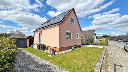 Seitenansicht - Ihr neues Zuhause: Großes Grundstück & modernisiertes Eigenheim
