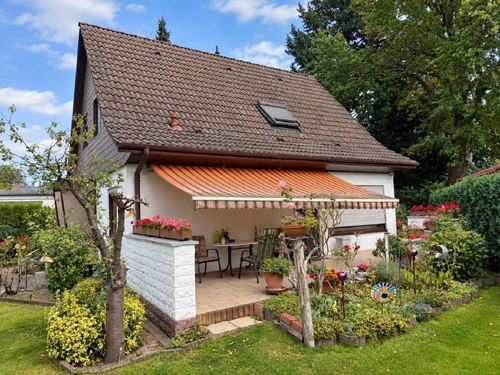 Terrasse - Ruhiges Wohnen in zweiter Reihe – Einfamilienhaus mit Garten und Vollkeller in Rudow