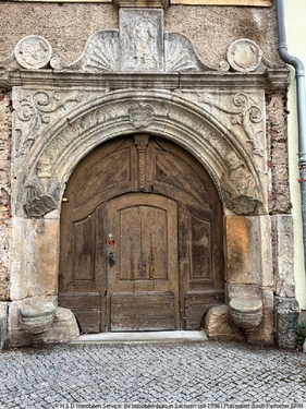 Blick Portal des Maltitzschen Bergamtes - Wohn- & Geschäftshaus in Dippoldiswalde