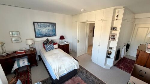 Schlafzimmer mit Einbauschränken - 