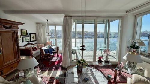 Lichtdurchflutetes Wohnzimmer - 
