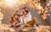 Herbst Wiese Family iStock- skynesher - 