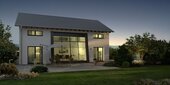 Gartenansicht Nacht - Lichtdurchflutet, modern und komfortabel - Ihr neues Heim