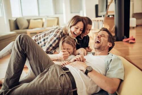 lachende Familie Sofa iStock- Geber - 