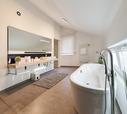 Schönes geräumiges Badezimmer - 