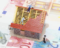 Baukredit für Beamte - arbeit arbeiter architekt architektur bank bauen bauherr baustelle bauträger blau business dach dachdecker detail eigentum euro euros farbe farben fertighaus finanzkrise geld gerüst handwerk handwerker haus hausbau hausplanung hintergrund job kredit krise mann maurer mensch menschen nahaufnahme neubau people plan planung rohbau rot teuer traumhaus vordergrund wirtschaftskrise währung zimmerer zimmermann.