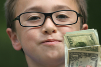 Schule - Jungen, Kind, Junger Erwachsener, Kindheit, Jugendkultur, Jugend, Halten, Geld, Reichtum, Geldschein, Brille, US-Dollar-Geldschein, Dollar, Gier, Hohes Tier, USA, Amerika, Ersparnisse, Universität, Investition, Bildung, Finanzberuf, Bulle Bär, Intelligenz, Zusammenhalt, Wohltätigkeit,.