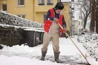 Mietvertrag und Hausordnung - Winterdienst, Schnee räumen, Dienst, räumen, schippen, Streusalz, Salz, Schnee, Kälte, Frost.