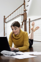 Übernahme der neuen Wohnung - Auf dem Bauch liegen, Offenes Lächeln, Blick nach unten, Lesen, Nur eine Frau, Nur junge Frauen, Fokus auf den Vordergrund, Eine Person, Liegen, Dokument, Lächeln, Beachten, Fotografie, Farbe, Vertikal, Tippen, 20-30 Jahre, Nur Frauen, Junge Frauen, Eigenheim, Erwachsener, Wohnung, Tag, Europäischer Abstammung, Weiß, Weiblich,.