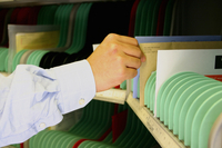 BaföG - Fotografie, Horizontal, Farbe, Menschliche Hand, Innenaufnahme, Hemd, Brief, Sortierstelle, Post, Ordnung, Büro, Briefumschlag, Behälter, Arbeiten, Effizienz, Genauigkeit, Privacy, Business, Nahe, Großbritannien, England, Postangestellter,.