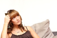 Behörden - alkohol champagner couch denken einsam einsamkeit empfang feier fest frau freizeit gelangweilt langeweile nachdenken nachdenklich party rothaarig sekt sektglas sitzen sofa trinken trinkt warten zuhause.