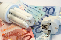 Nebenkosten - abnehmer banknoten elektrizität energiepreise energiesparlampe euro finanzen geldscheine glühbirne haushaltskosten kalkulation lebenserhaltungskosten nebenkosten sparen sparlampe stecker strom stromabrechnung stromkosten strompreise stromrechnung stromverbrauch stromversorger stromversorgung symbolbild symbolisch verbraucher.